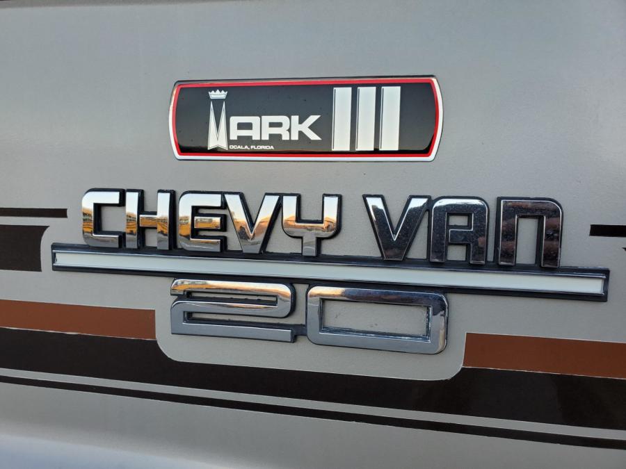 Логотип Chevrolet G20 Conversion Van  (CG21305) 1988 года  (фото 120 из 257)